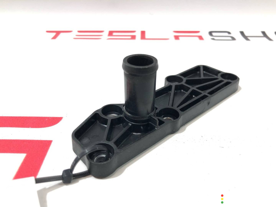1037000-00-F, 1134783-00-J, 1038470-00-C Штуцер Tesla Model X 2019г. - фото №1