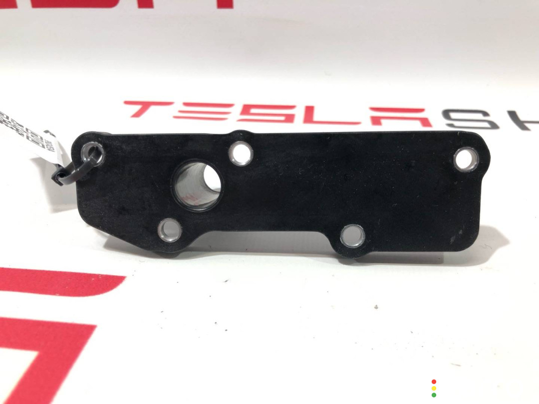1037000-00-F, 1134783-00-J, 1038470-00-C Штуцер Tesla Model X 2019г. - фото №3