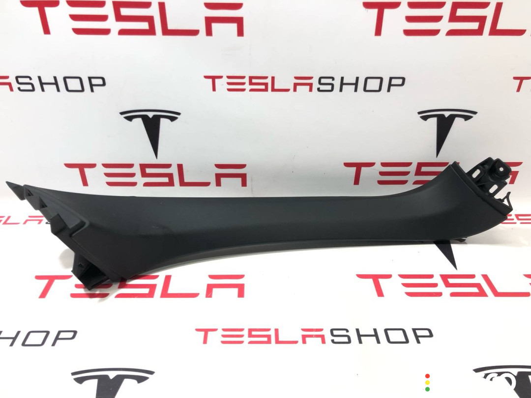 1037904-00-E Накладка крышки багажника Tesla Model X 2019г. - фото №1