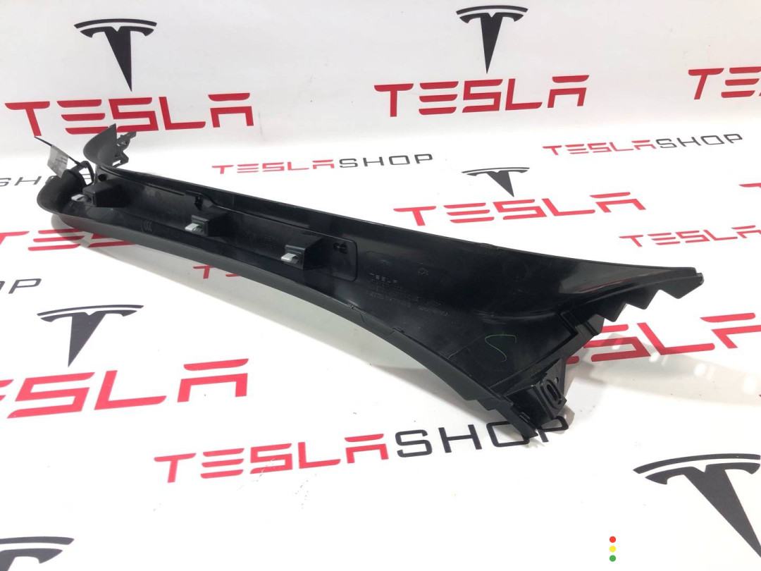 1037904-00-E Накладка крышки багажника Tesla Model X 2019г. - фото №4