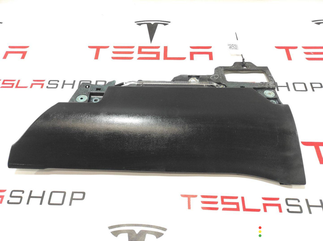 1622156-00-E Накладка декоративная на торпедо нижняя Tesla Model X рест 2022г. - фото №1