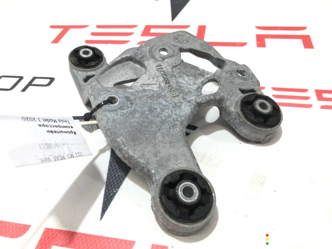 1122968-00-B Кронштейн компрессора кондиционера Tesla Model 3 2020г. - фото №2