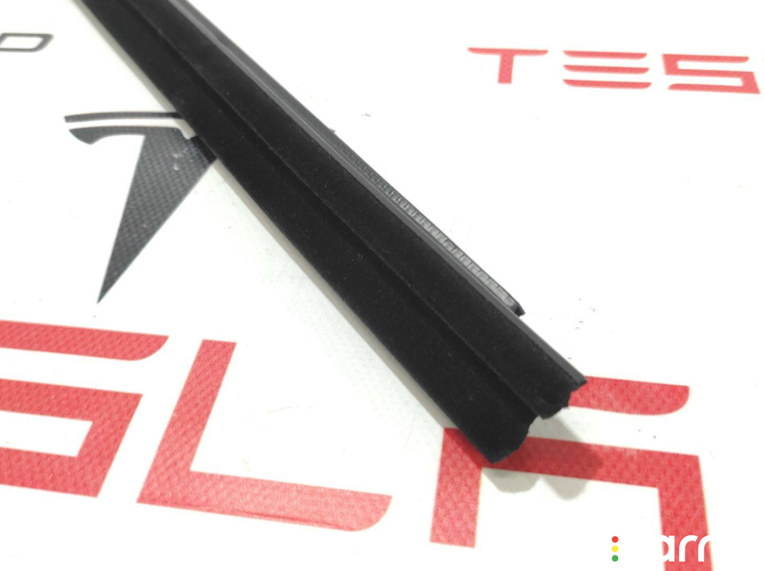 1038405-00-A уплотнитель передний левый Tesla Model S 2018г. - фото №2