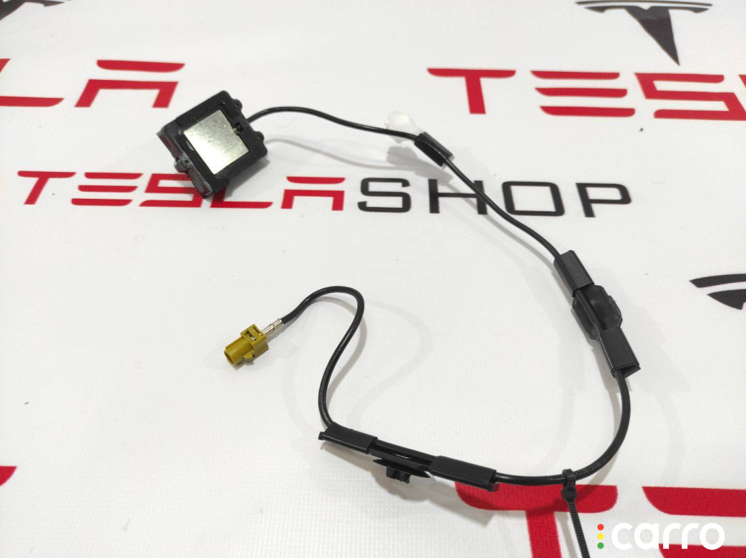 1050256-00-B антенна навигации Tesla Model S 2018г. - фото №1