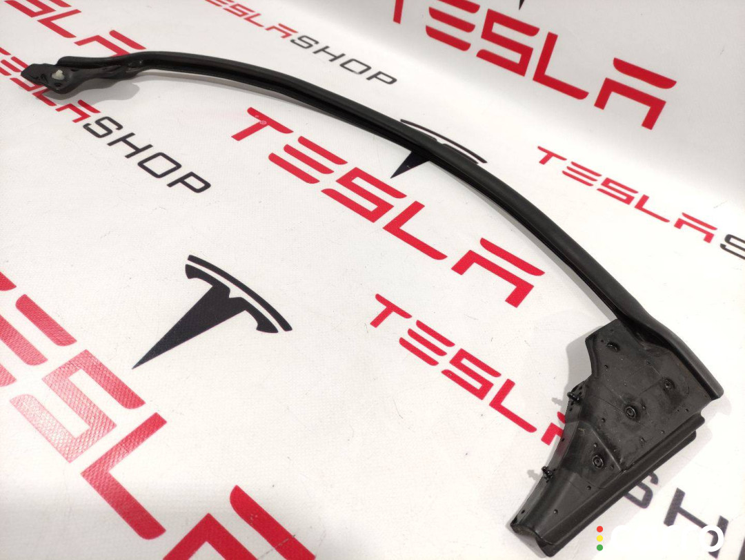 100542100D Уплотнитель передней двери Tesla Model S 2018г. - фото №3