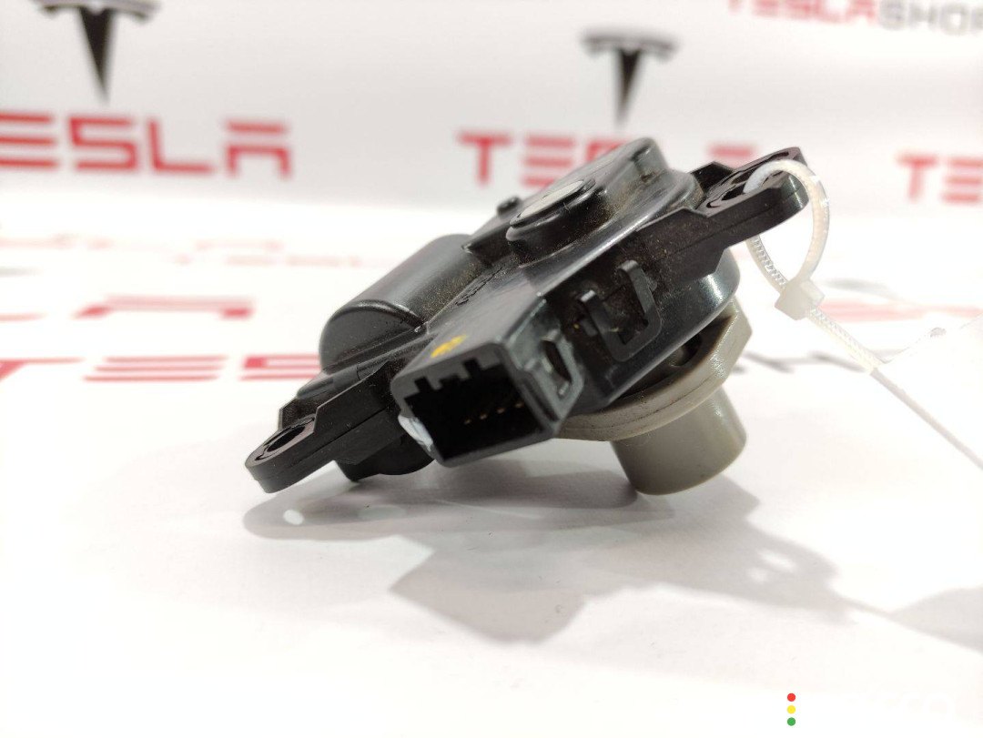 6008248, 6007378-00-G моторчик заслонки печки Tesla Model S 2015г. - фото №2