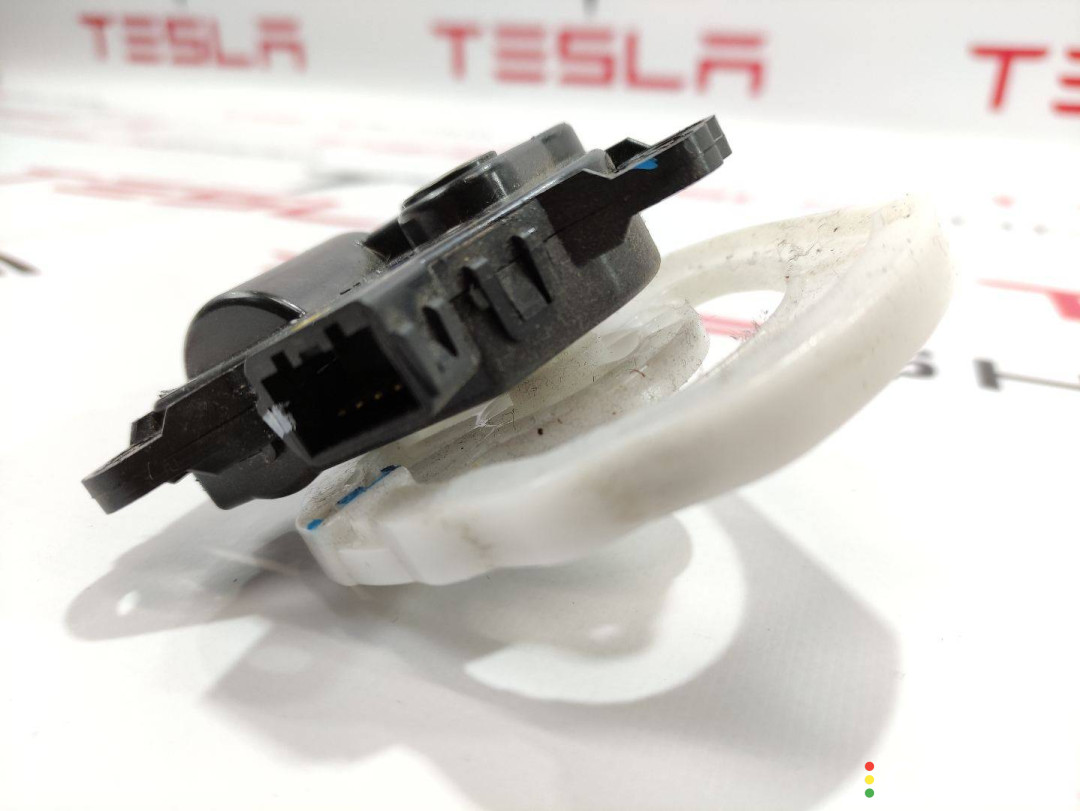 6008248, 6007378-00-G моторчик заслонки печки Tesla Model S 2015г. - фото №2