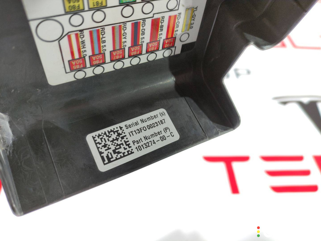 1013274-00-C Крышка блока предохранителей переднего Tesla Model S 2015г. - фото №2