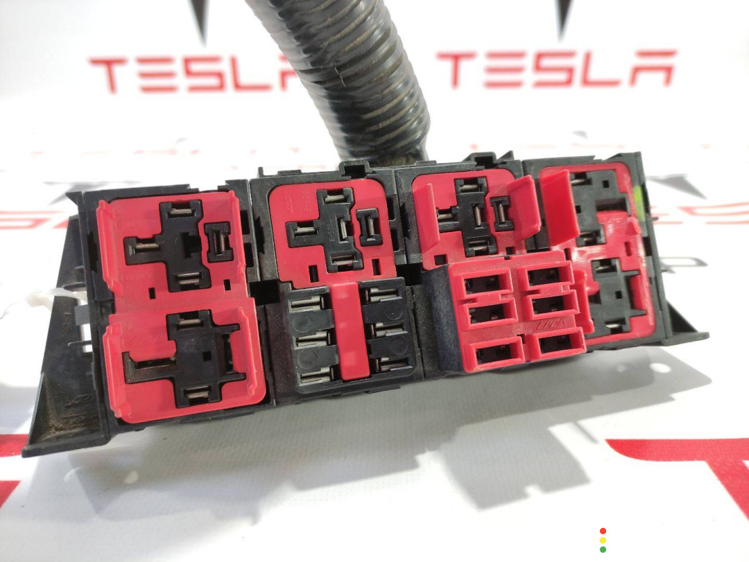 1009096-00-G Блок предохранителей передний Tesla Model S 2015г. - фото №2
