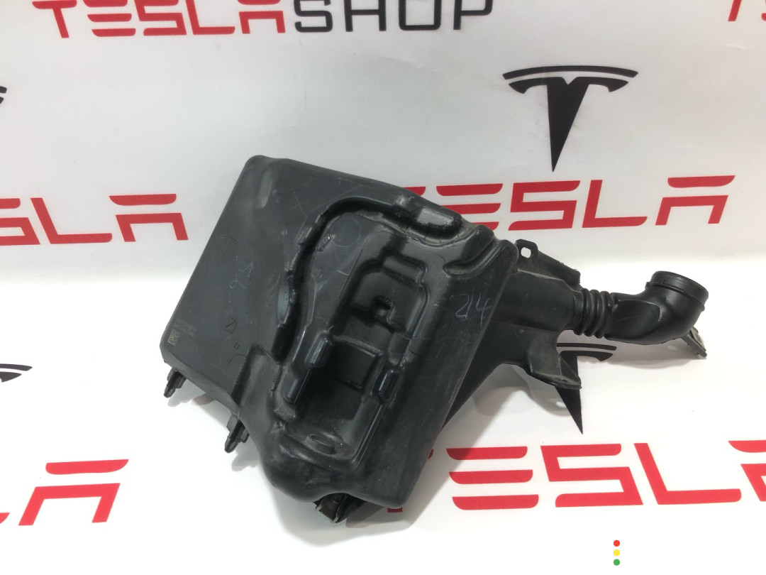 1090850-00-D бачок омывателя Tesla Model 3 2019г. - фото №1