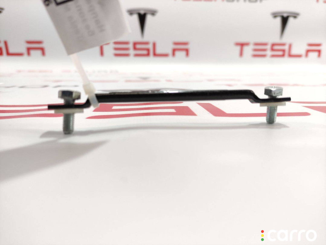1118318-00-A Направляющая ремня безопасности Tesla Model S 2014г. - фото №1