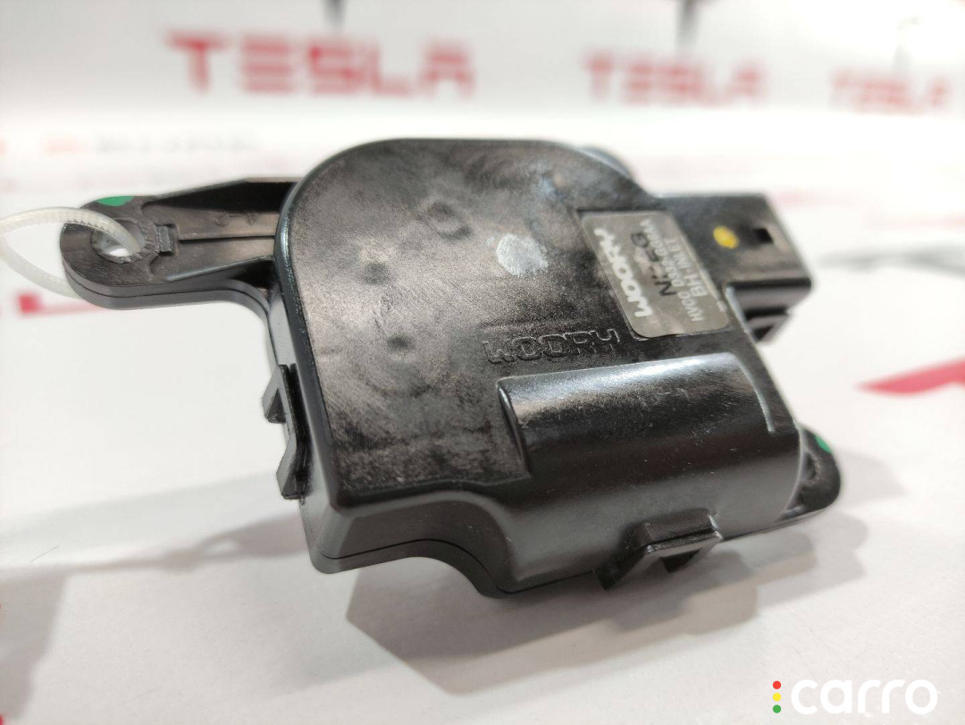 D332-GG6AA, 6008248, 1116135-00-B моторчик заслонки печки Tesla Model S 2014г. - фото №2