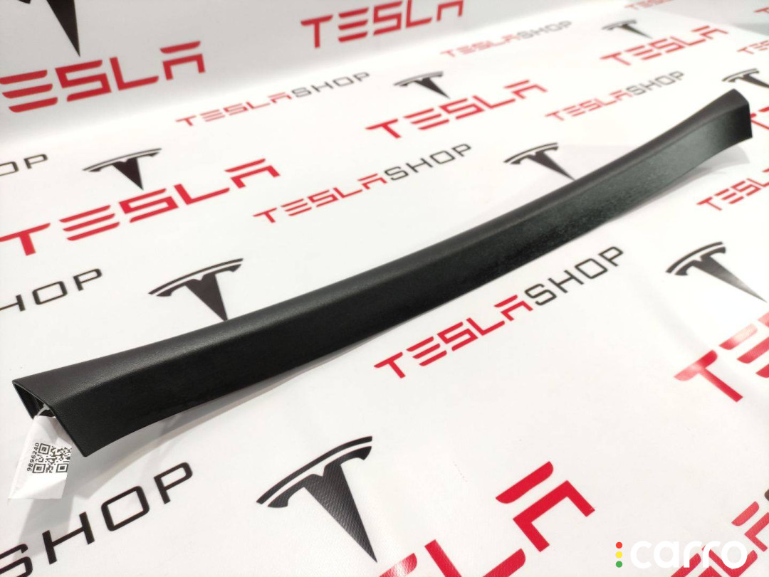 1009236-00-H Накладка крышки багажника Tesla Model S 2016г. - фото №1