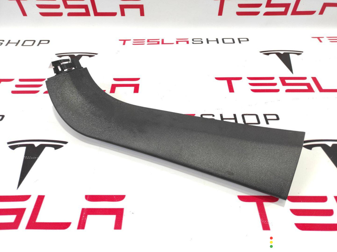1009254-00-G, 1009235-00-I Накладка крышки багажника Tesla Model S 2016г. - фото №1