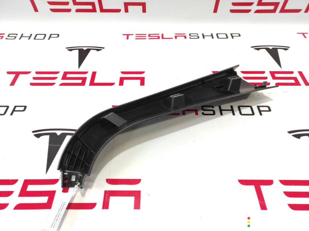 1009254-00-G, 1009235-00-I Накладка крышки багажника Tesla Model S 2016г. - фото №2