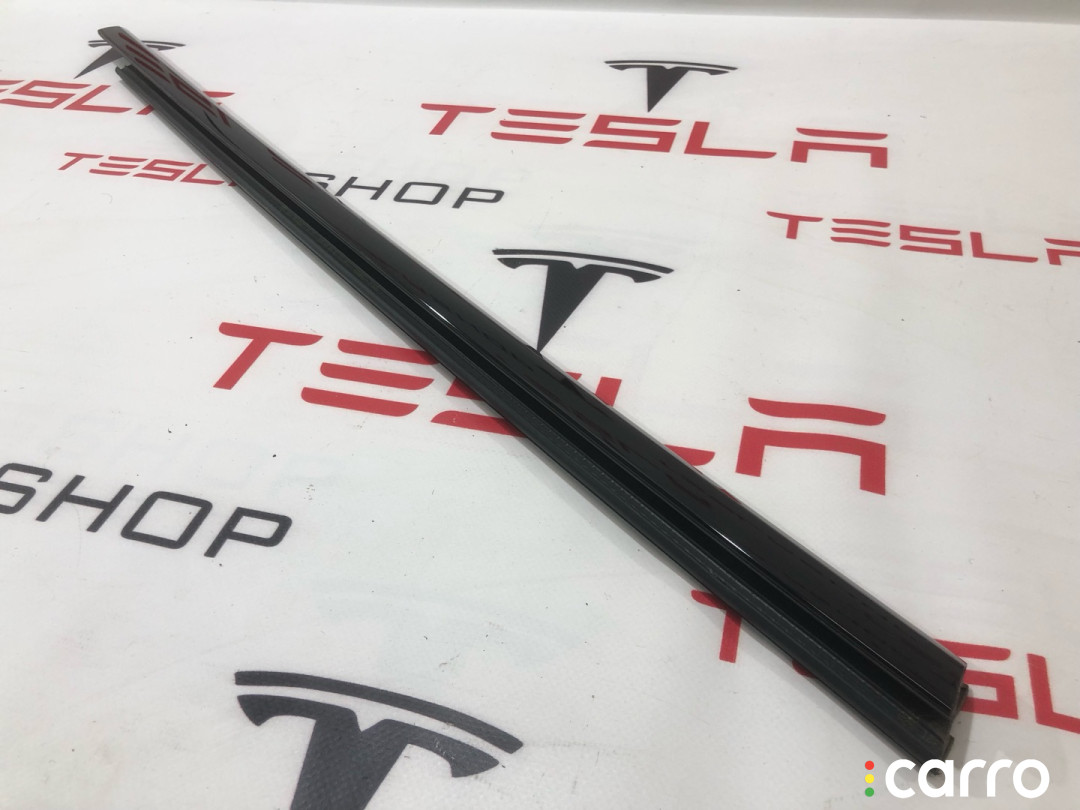 1600172-00-A, 1873552-22-A молдинг двери передней правой Tesla Model S 2-й рест - фото №1