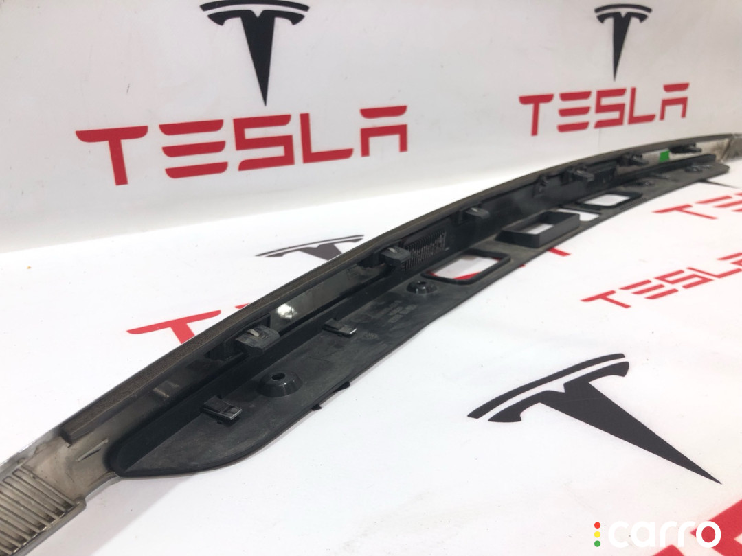 1035369-00-D, 1035370-00-E, 1046920-00-B Молдинг крышки багажника Tesla Model X 2018г. - фото №5