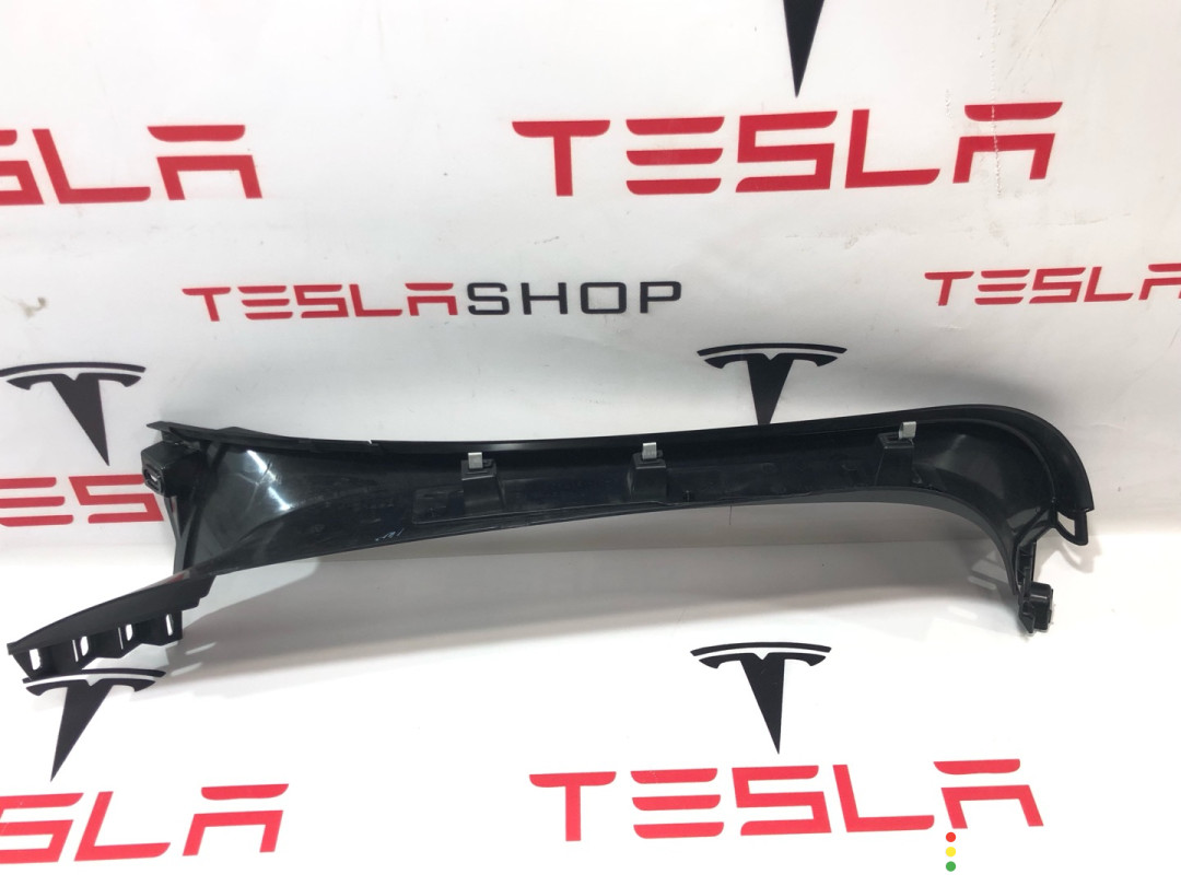 1037904-00-E, 1037905-00-E Накладка крышки багажника Tesla Model X 2018г. - фото №3