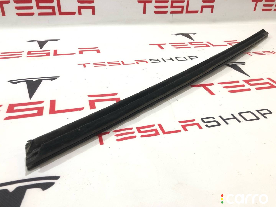 1080684-00-B молдинг двери передней правой Tesla Model 3 2022г. - фото №1