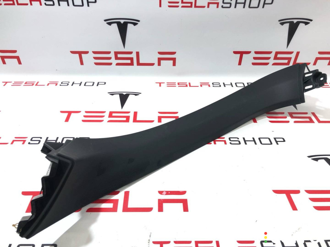1037902-00-E Накладка крышки багажника Tesla Model X 2019г. - фото №1
