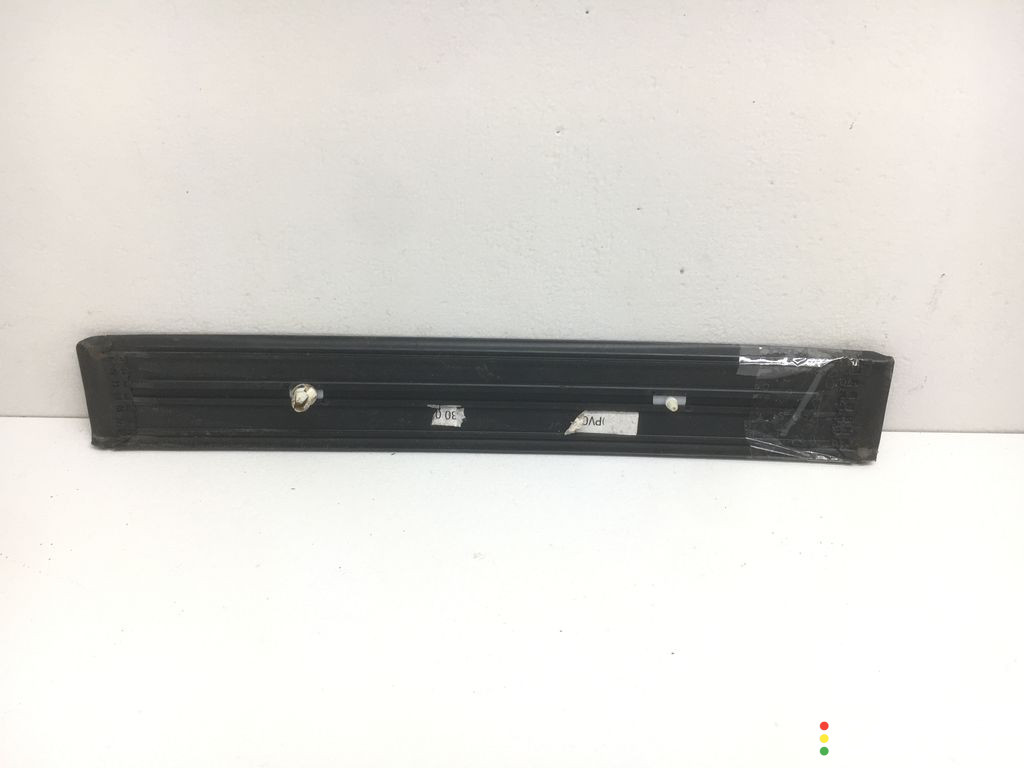 2026800335, A2026800335 Накладка на порог внутренняя задняя правая Mercedes C W202 1999г. - фото №2