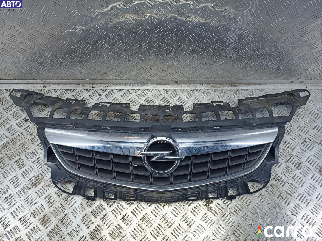 13266577 Решетка радиатора Opel Astra J 2010г. - фото №1