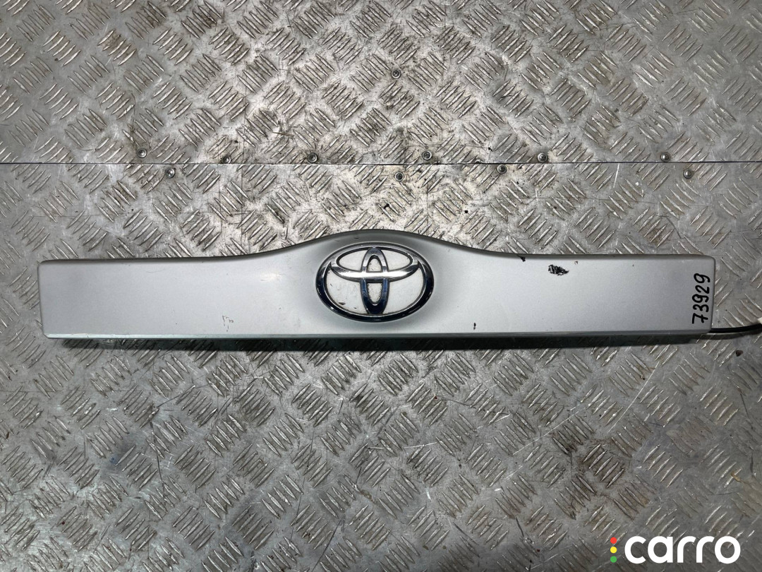 76801-47060 Накладка двери (крышки) багажника Toyota Prius 2 2007г. - фото №1