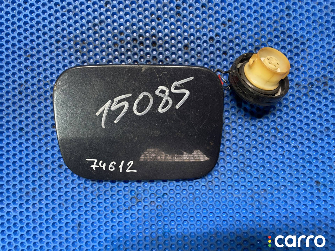77300-33052, 77350-AE010 Лючок топливного бака Toyota Sienna 2 2005г. - фото №1