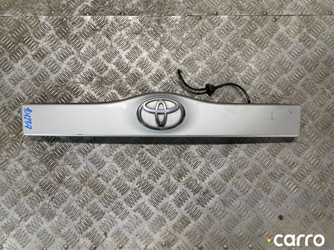76801-47030, 76801-47050 Накладка двери (крышки) багажника Toyota Prius 2 2007г. - фото №1