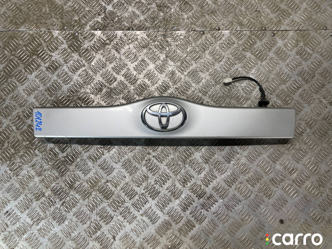 76801-47030, 76801-47050 Накладка двери (крышки) багажника Toyota Prius 2 2007г. - фото №1