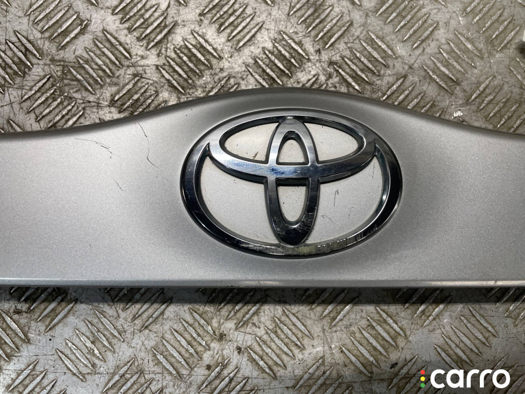 76801-47030, 76801-47050 Накладка двери (крышки) багажника Toyota Prius 2 2007г. - фото №3