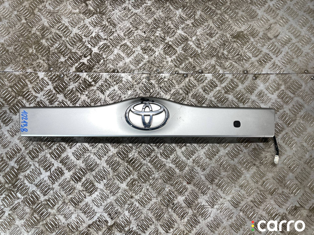 76801-47060 Накладка двери (крышки) багажника Toyota Prius 2 2007г. - фото №1