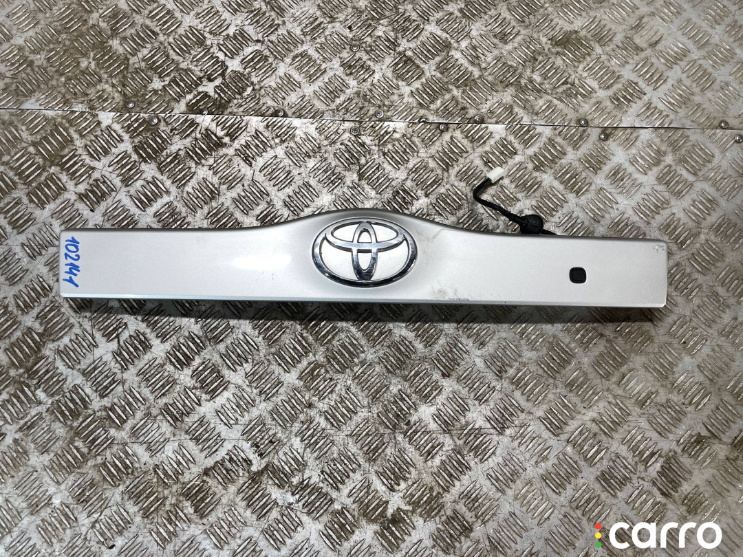 76801-47060 Накладка двери (крышки) багажника Toyota Prius 2 2007г. - фото №1