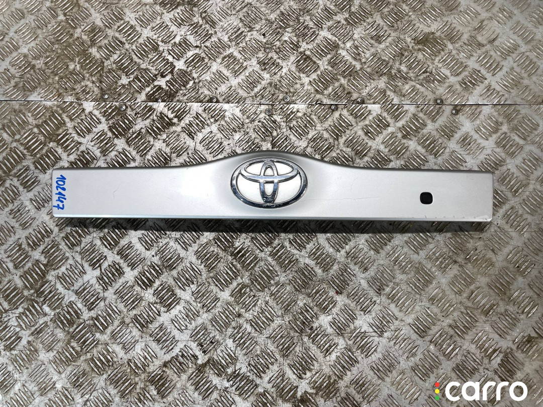 76801-47060 Накладка двери (крышки) багажника Toyota Prius 2 2007г. - фото №1