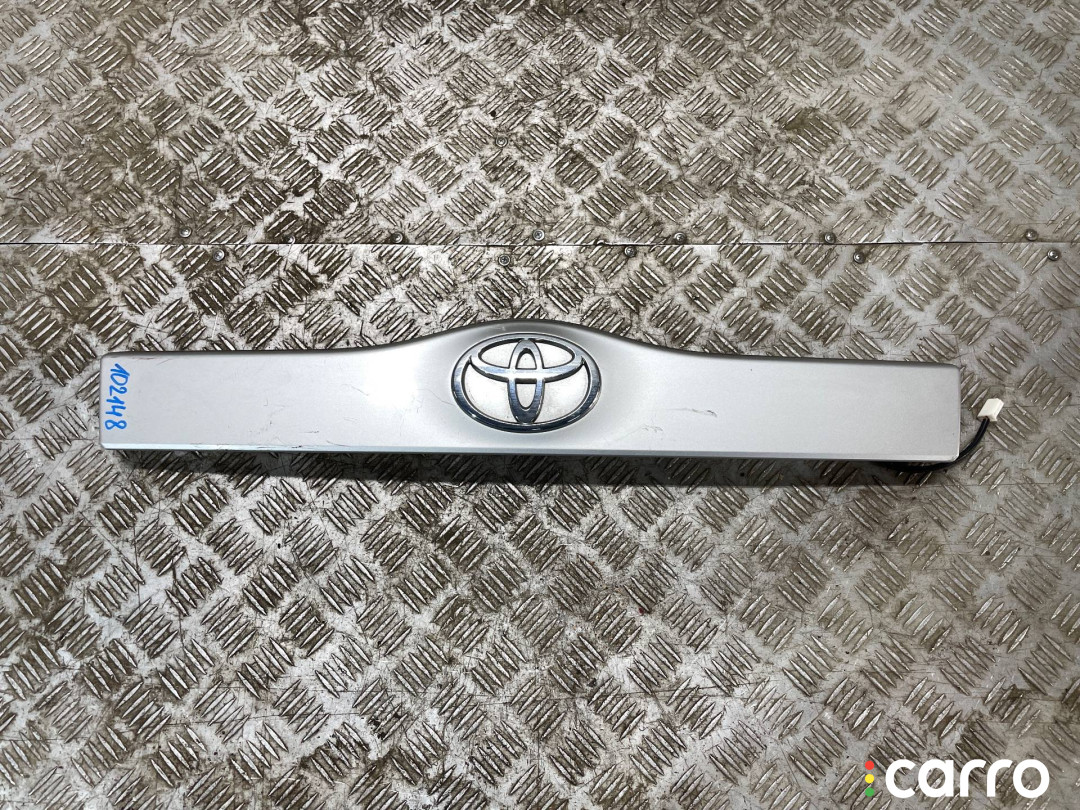 76801-47030, 76801-47050 Накладка двери (крышки) багажника Toyota Prius 2 2007г. - фото №1