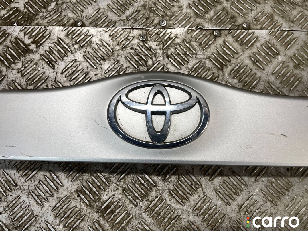 76801-47030, 76801-47050 Накладка двери (крышки) багажника Toyota Prius 2 2007г. - фото №3