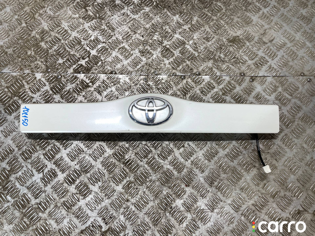 76801-47030, 76801-47050 Накладка двери (крышки) багажника Toyota Prius 2 2007г. - фото №1