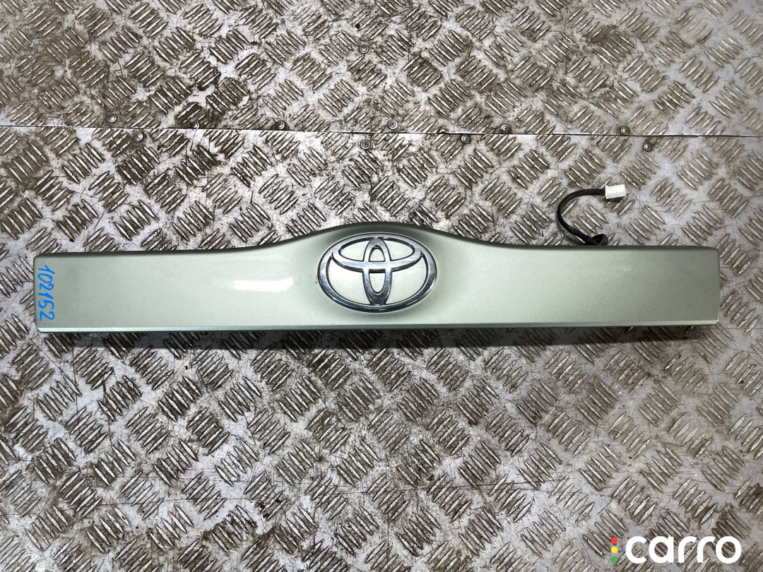 76801-47030, 76801-47050 Накладка двери (крышки) багажника Toyota Prius 2 2007г. - фото №1