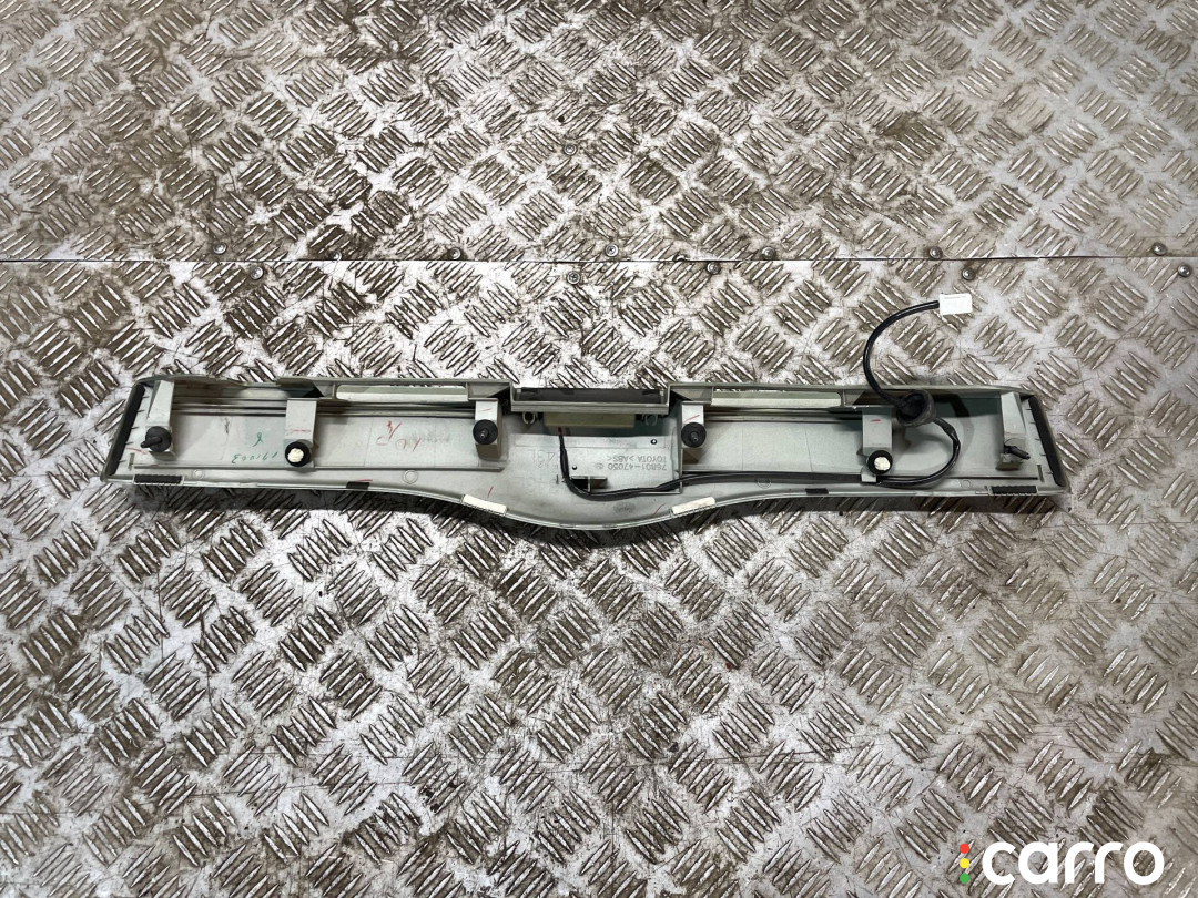 76801-47030, 76801-47050 Накладка двери (крышки) багажника Toyota Prius 2 2007г. - фото №5