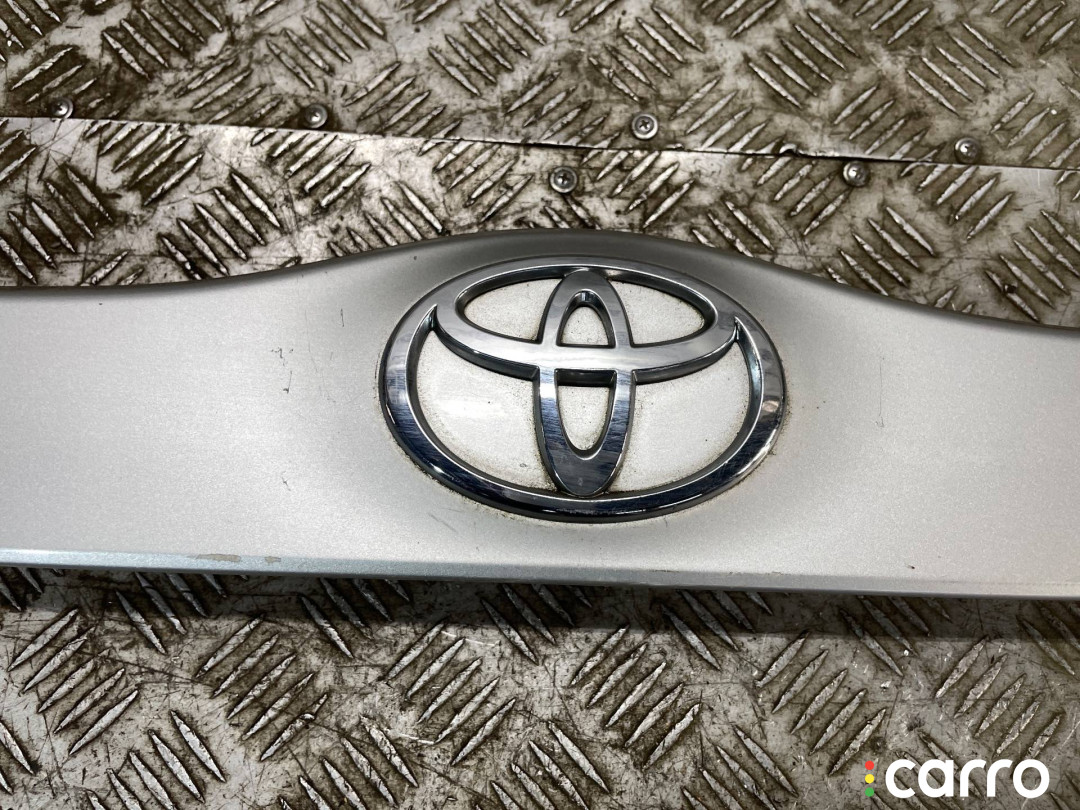 76801-47030, 76801-47050 Накладка двери (крышки) багажника Toyota Prius 2 2007г. - фото №3