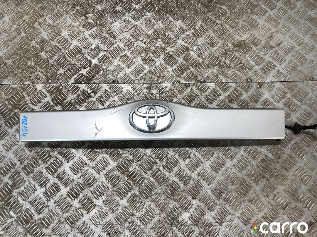76801-47030, 76801-47050 Накладка двери (крышки) багажника Toyota Prius 2 2007г. - фото №1