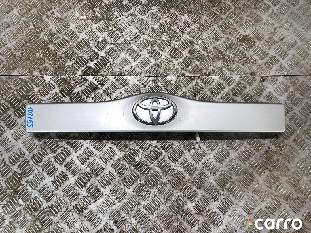 76801-47030, 76801-47050 Накладка двери (крышки) багажника Toyota Prius 2 2007г. - фото №1