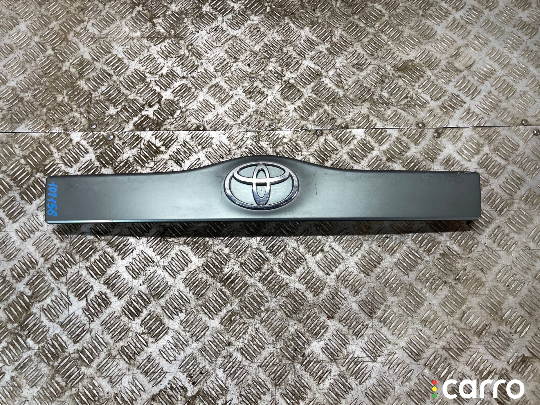 76801-47030, 76801-47050 Накладка двери (крышки) багажника Toyota Prius 2 2007г. - фото №1