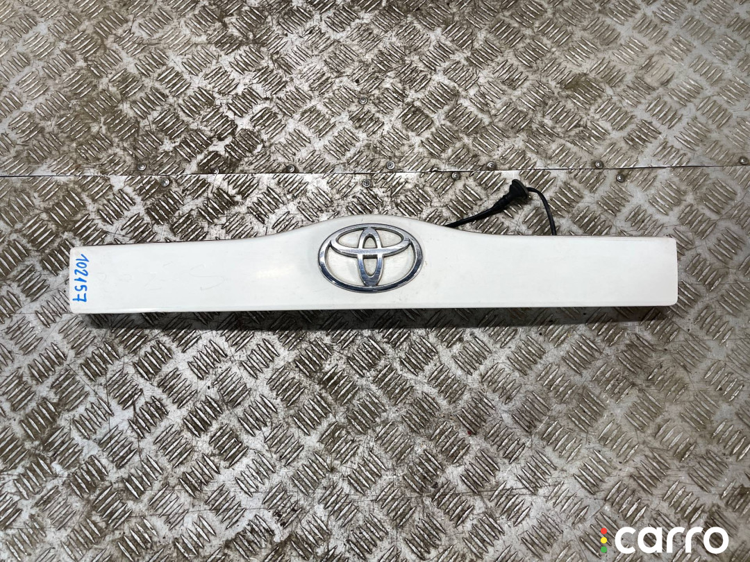 76801-47030, 76801-47050 Накладка двери (крышки) багажника Toyota Prius 2 2007г. - фото №1