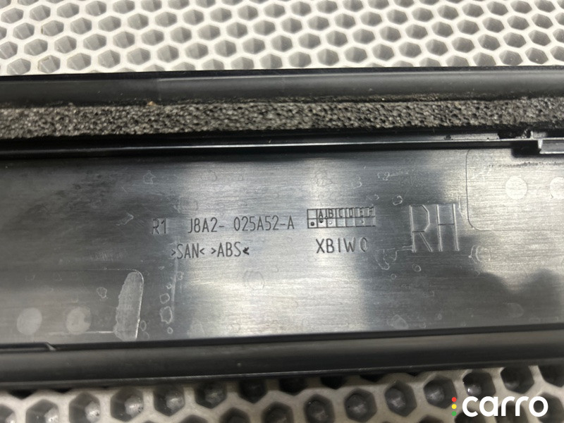 J8A2-025A52-A Накладка стойки лобового стекла Land Rover Range Rover Velar 2019г. - фото №12