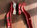8402109XST01A, 8402109XST01AAV, EURF7033R, GW0980200002, JH02JOL21044R, OEM0032PKR, SH000922, SHF05763, ST750063, TCG000185BR, TCV01095BF, TRK13939 Петля капота Haval Jolion 2021г. - фото №2
