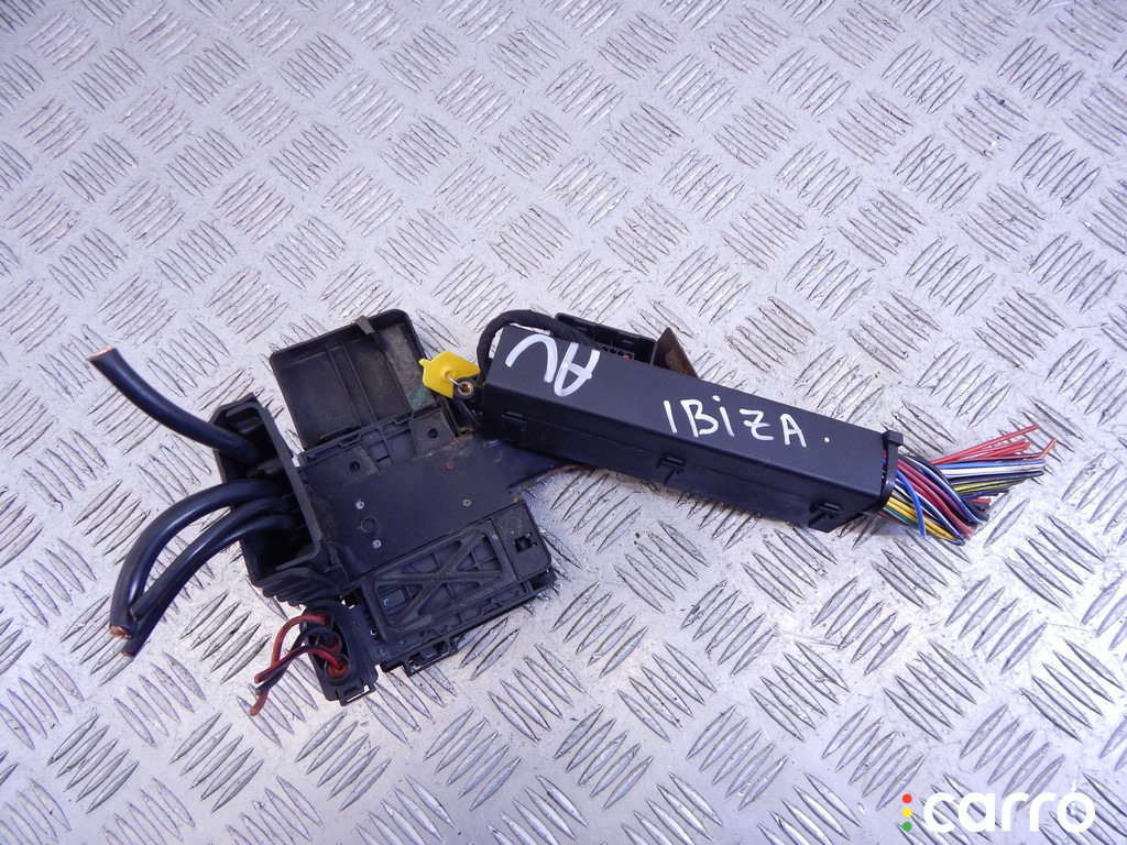 Блок предохранителей SEAT IBIZA 2002г. - фото №1