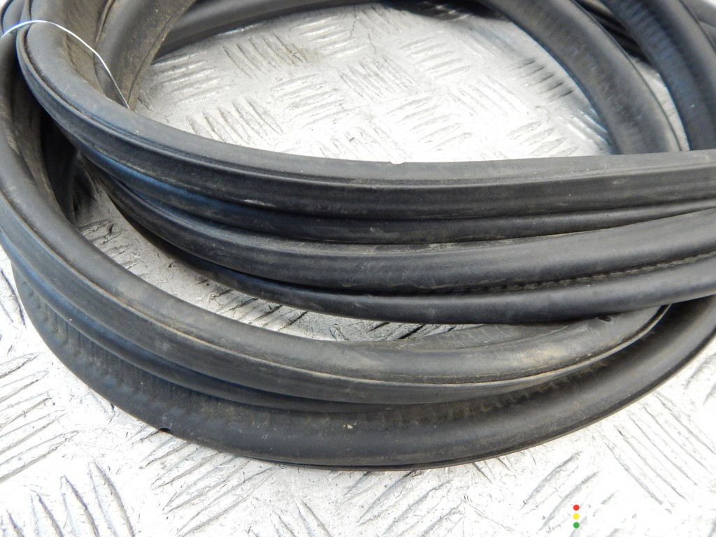 51717034171, 7034171, 51767110420, 7110420 Уплотнитель багажника BMW 5-series (E60/61) 2004г. - фото №4