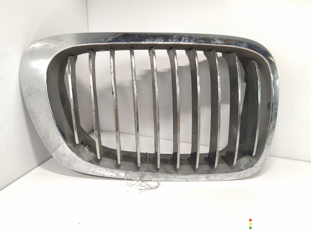 8208668, 51138208668 Решетка радиатора BMW 3 E46 1999г. - фото №1
