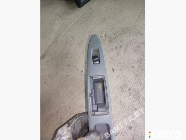 8403044020 кнопка стеклоподъемника задней левой Toyota Avensis Verso 2003г. - фото №1
